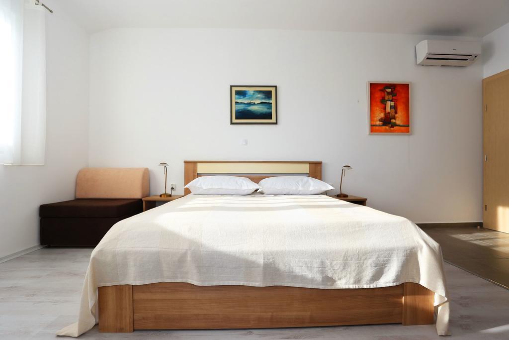 House Natali 70M From The Beach - Free Ev Top Up Rtina Exterior foto