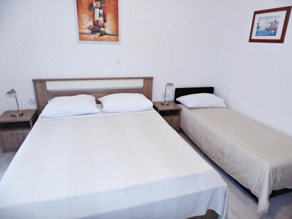 House Natali 70M From The Beach - Free Ev Top Up Rtina Exterior foto
