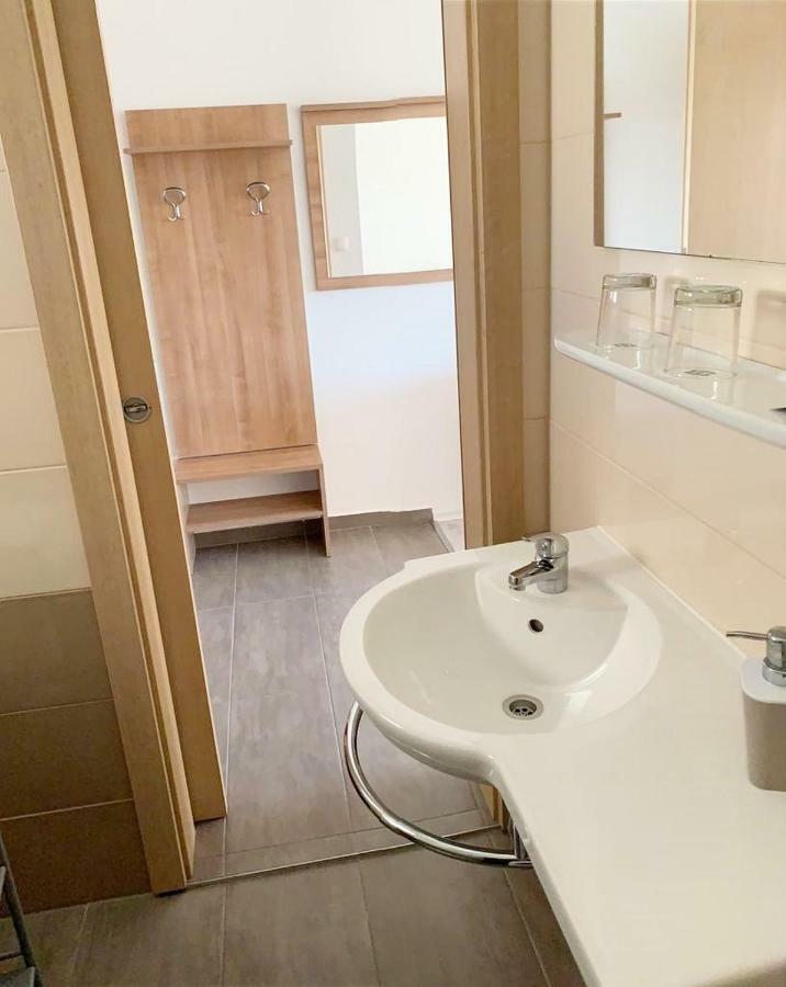 House Natali 70M From The Beach - Free Ev Top Up Rtina Exterior foto